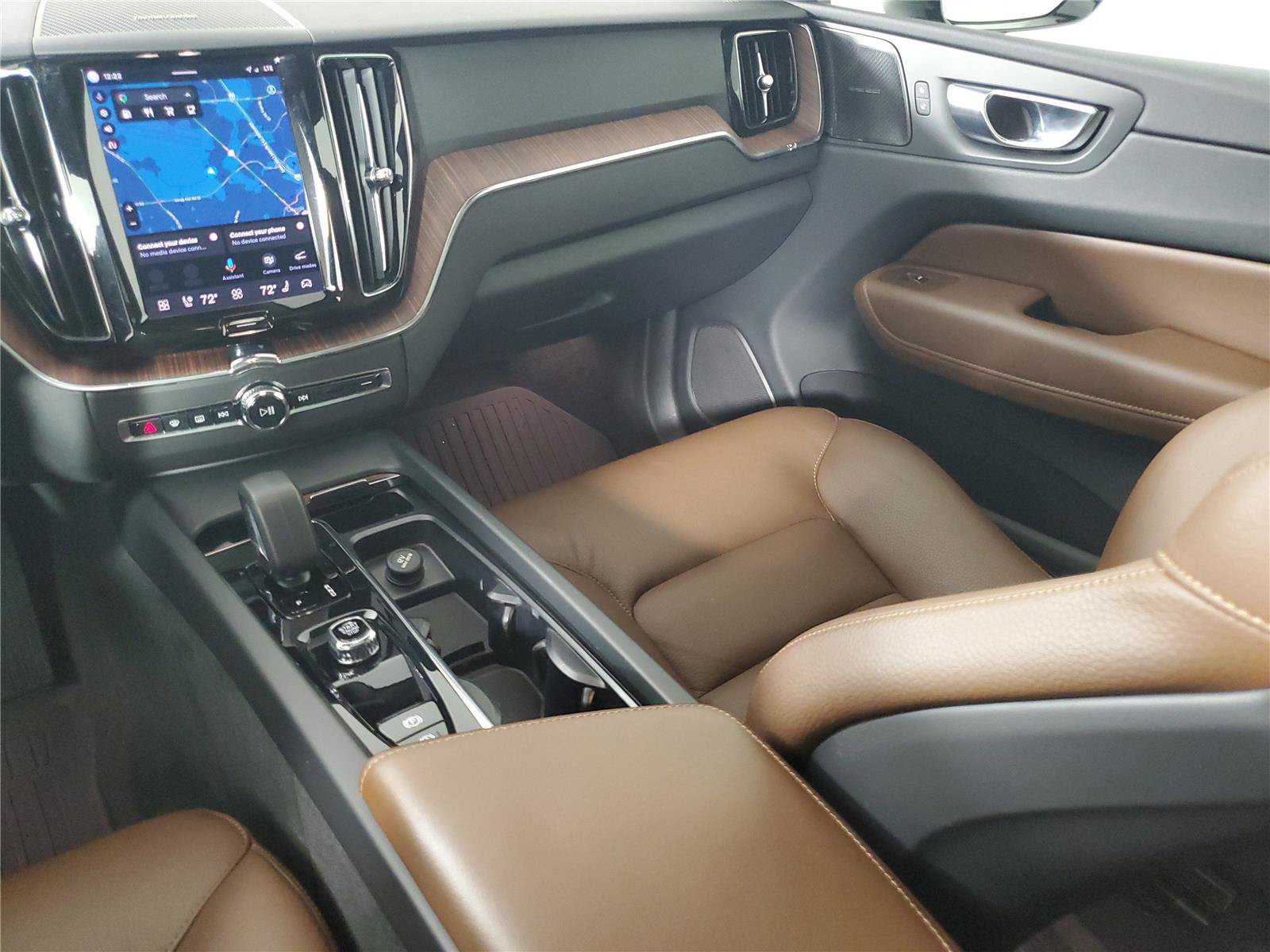 Certified 2023 Volvo XC60 B5 Plus w/ Climate Package FWD image 14