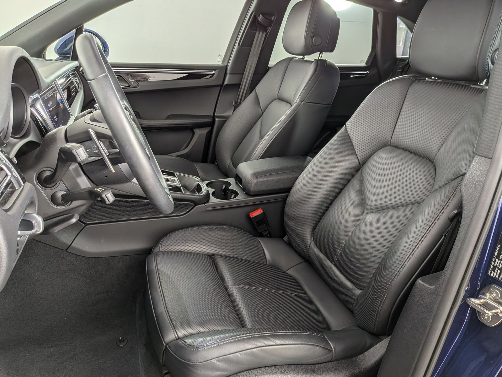 Certified 2025 Porsche Macan AWD/4WD image 5