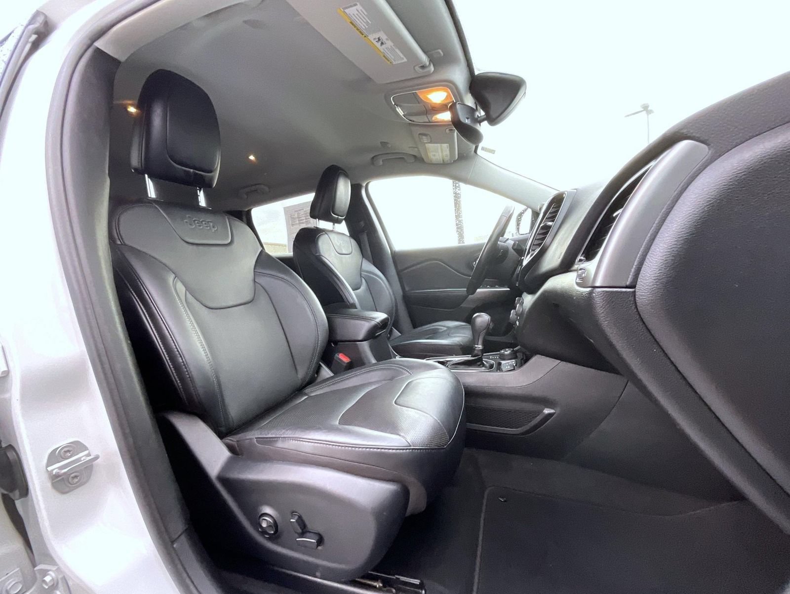 Used 2020 Jeep Cherokee Limited AWD/4WD image 16