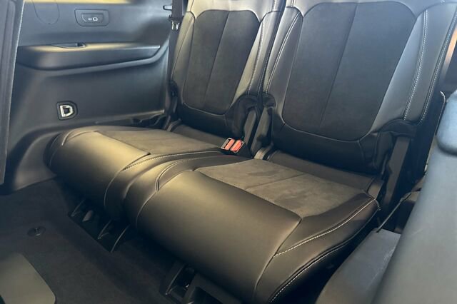 New 2025 Jeep Grand Cherokee L Laredo image 12