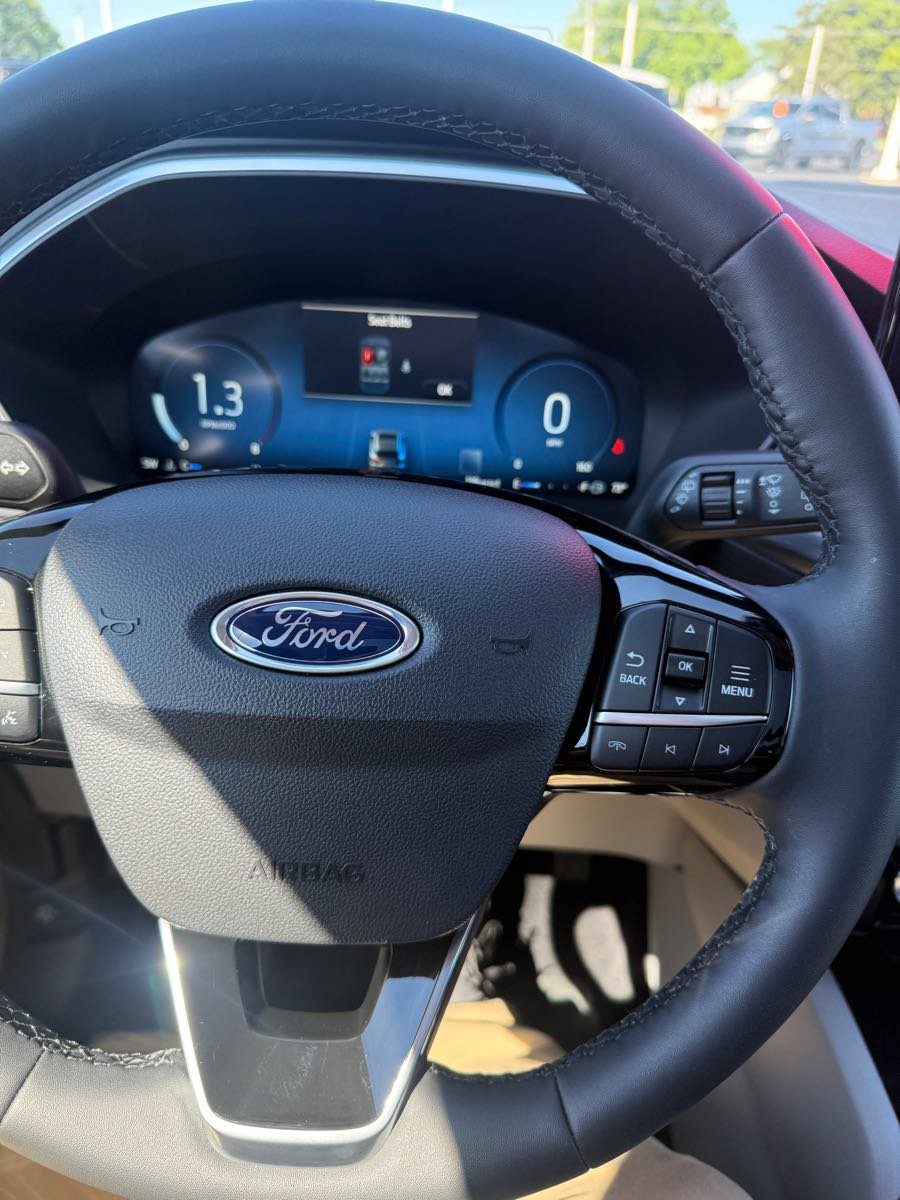 Used 2023 Ford Escape Platinum w/ Premium Technology Package AWD/4WD image 16