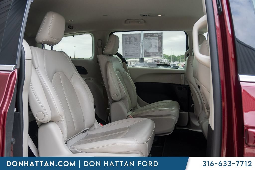 Used 2021 Chrysler Pacifica Touring-L FWD image 19