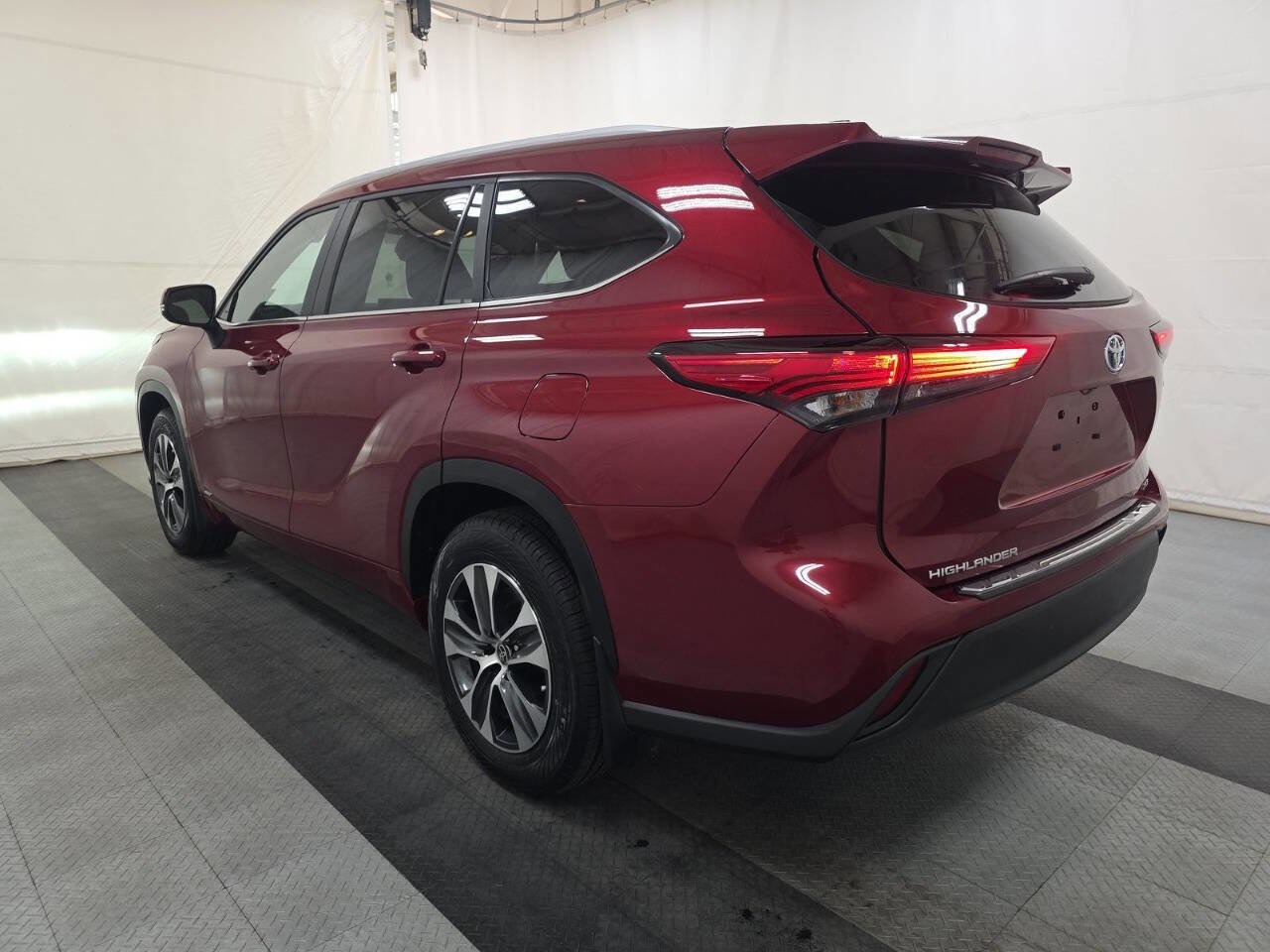Used 2023 Toyota Highlander XLE image 5