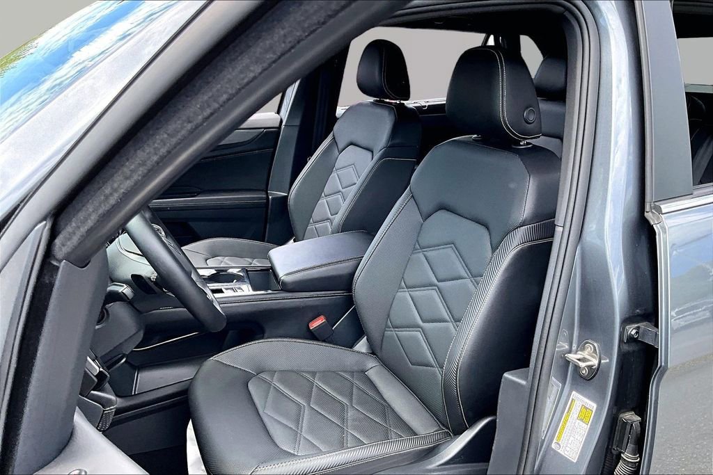Used 2025 Volkswagen Atlas Cross Sport SE FWD image 15