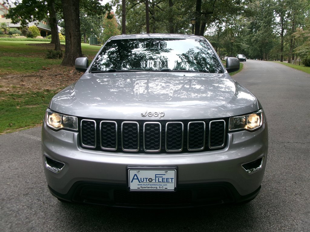 Used 2018 Jeep Grand Cherokee Laredo image 2