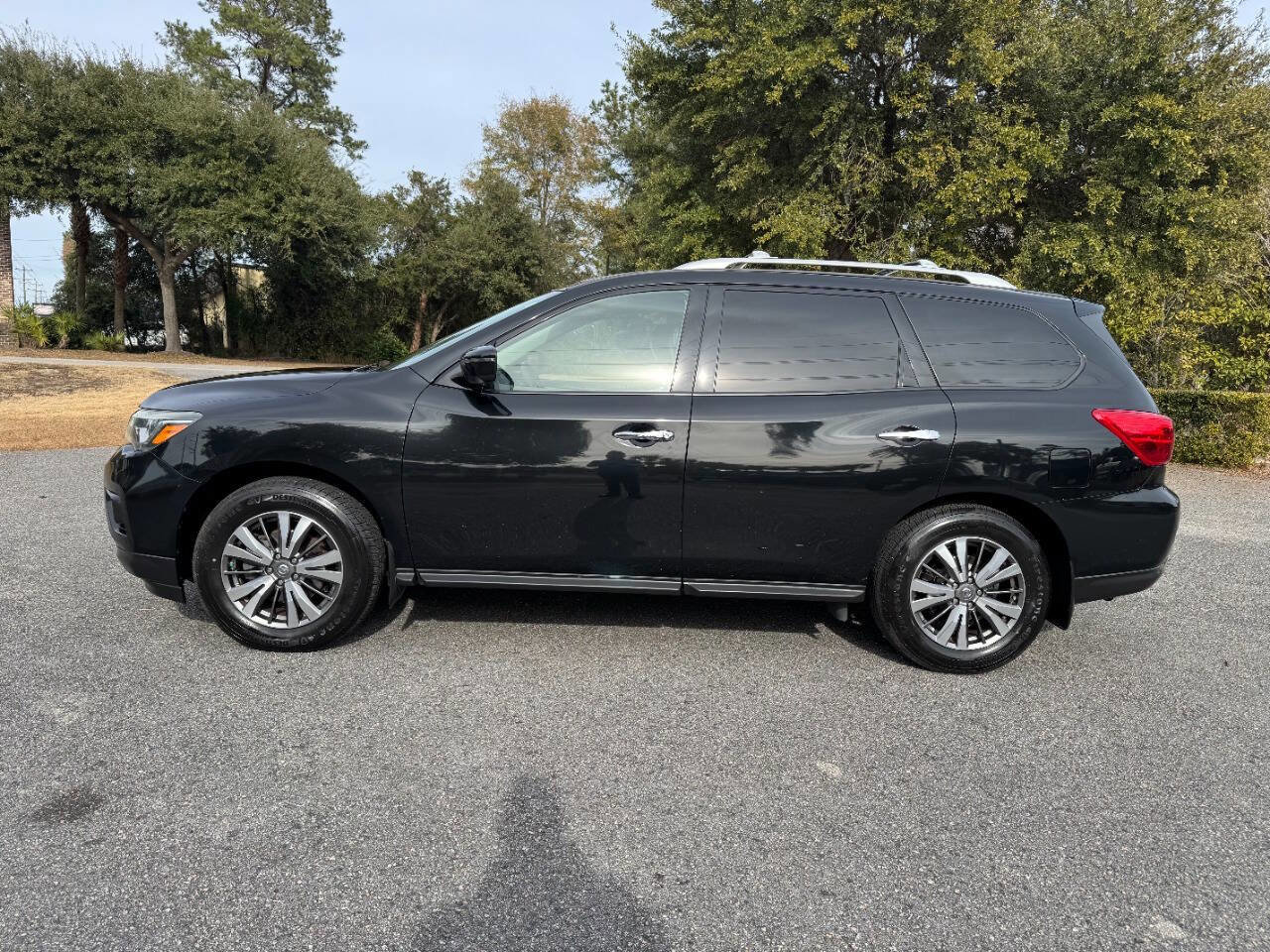 Used 2018 Nissan Pathfinder SL image 3
