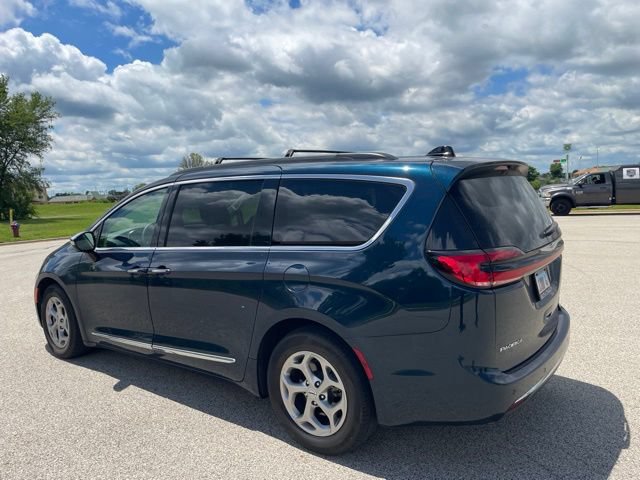 Used 2023 Chrysler Pacifica Limited FWD image 4
