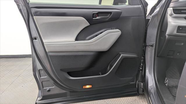 Used 2021 Toyota Highlander L image 13