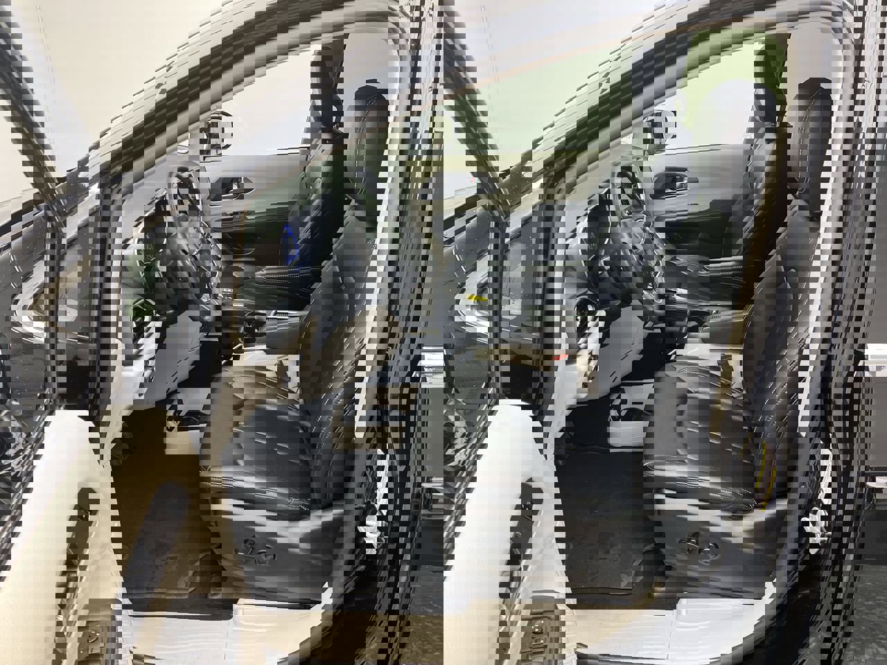 Used 2024 Chrysler Pacifica Touring-L image 3