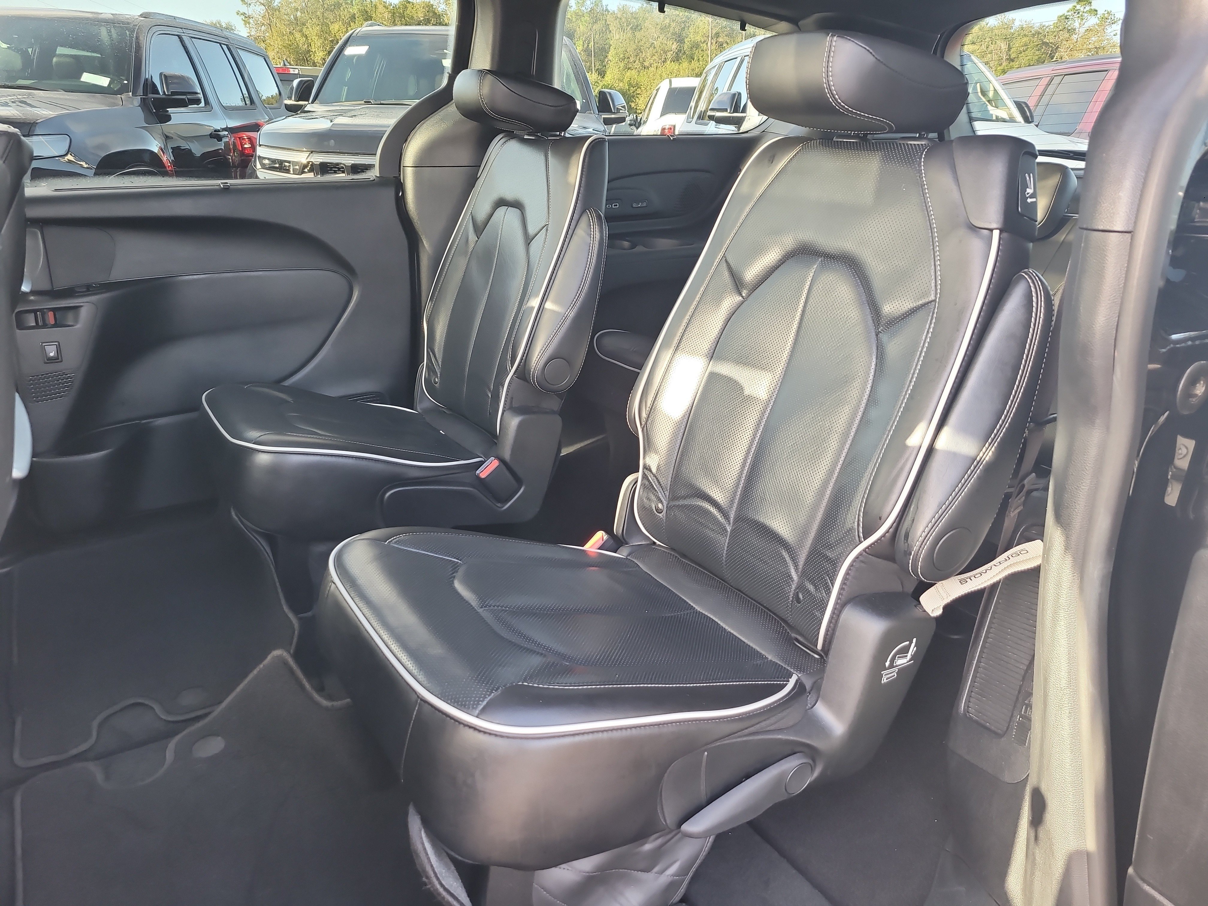 Used 2024 Chrysler Pacifica Limited w/ Uconnect Theater Family Group FWD image 10