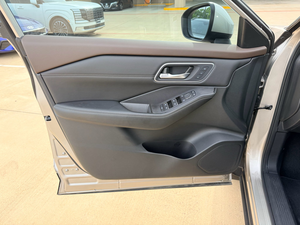Used 2023 Nissan Rogue Platinum FWD image 9
