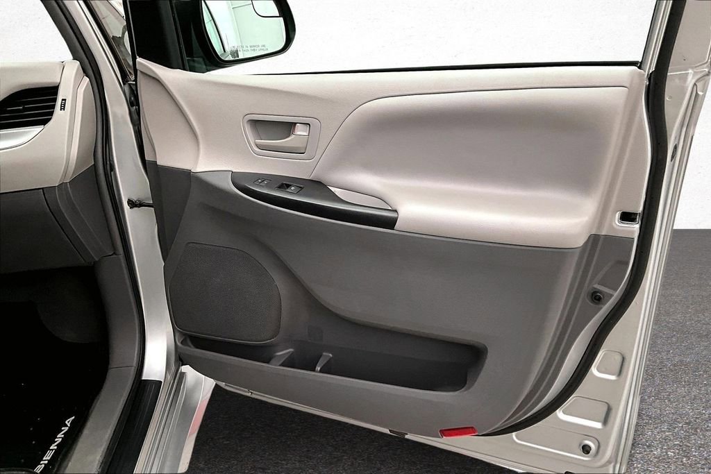 Used 2019 Toyota Sienna L image 28