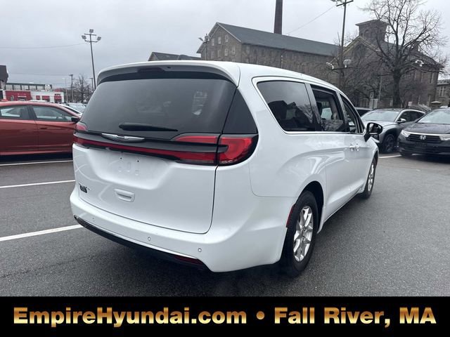 Used 2023 Chrysler Pacifica Touring-L image 8
