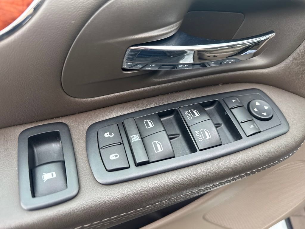 Used 2016 Chrysler Town & Country Touring w/ Driver Convenience Group image 15