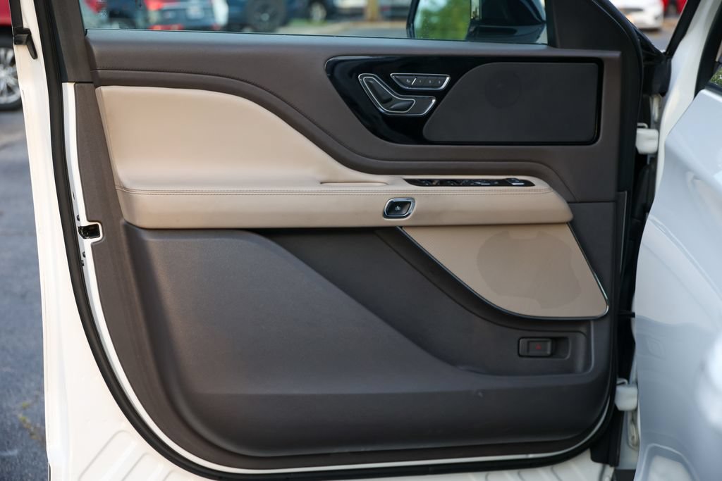 Used 2022 Lincoln Aviator AWD w/ Premium Package image 4