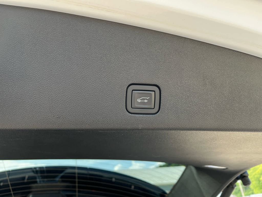 Used 2023 Cadillac XT6 Premium Luxury w/ Technology Package AWD/4WD image 14