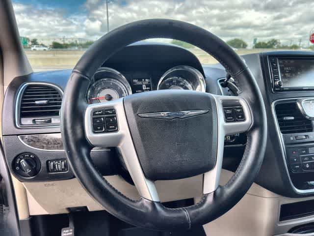 Used 2015 Chrysler Town & Country Touring w/ Driver Convenience Group FWD image 17