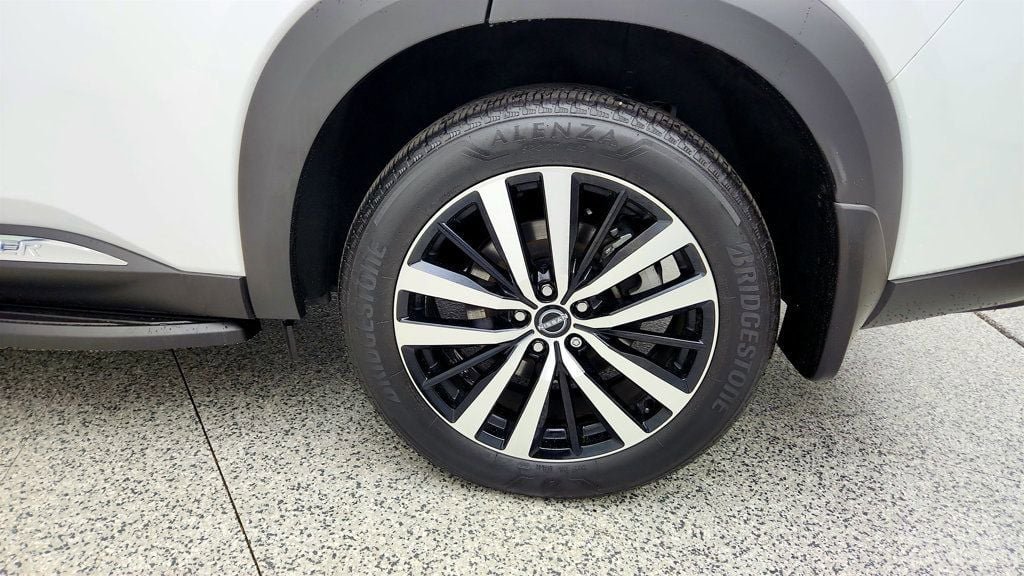 Used 2025 Nissan Pathfinder Platinum AWD/4WD image 9