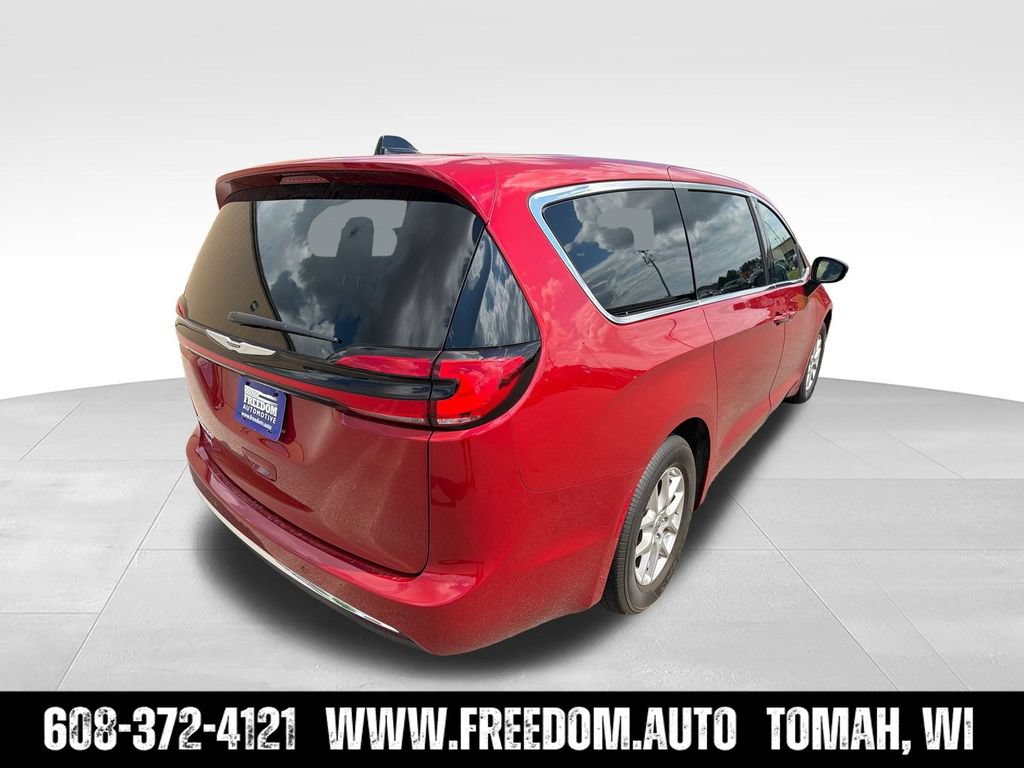 Used 2025 Chrysler Pacifica Select FWD image 10