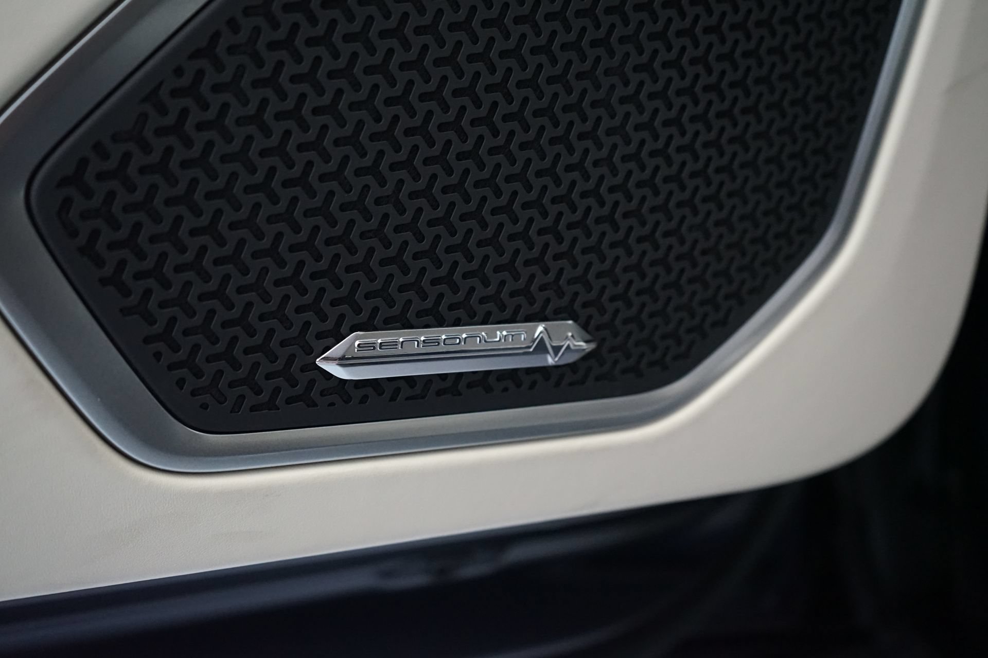 Used 2025 Lamborghini Urus SE AWD/4WD image 30