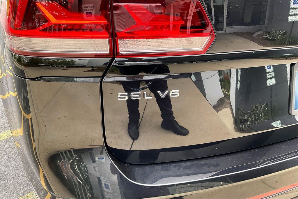 Used 2023 Volkswagen Atlas SEL R-Line AWD/4WD image 8