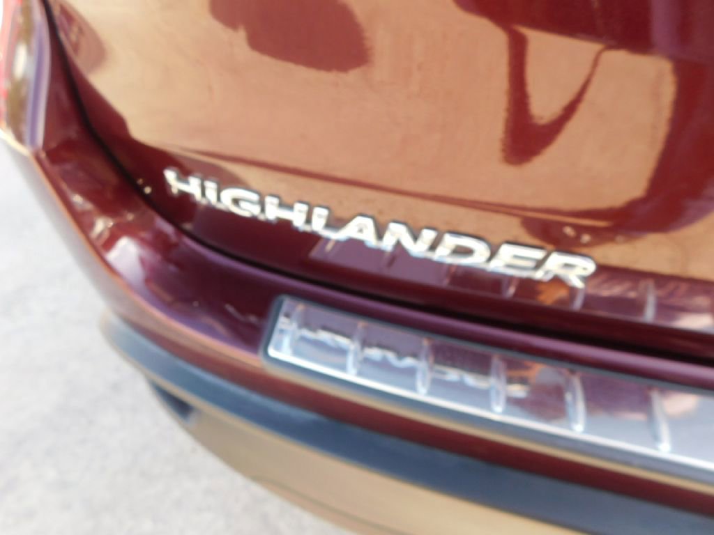 Used 2019 Toyota Highlander LE image 12