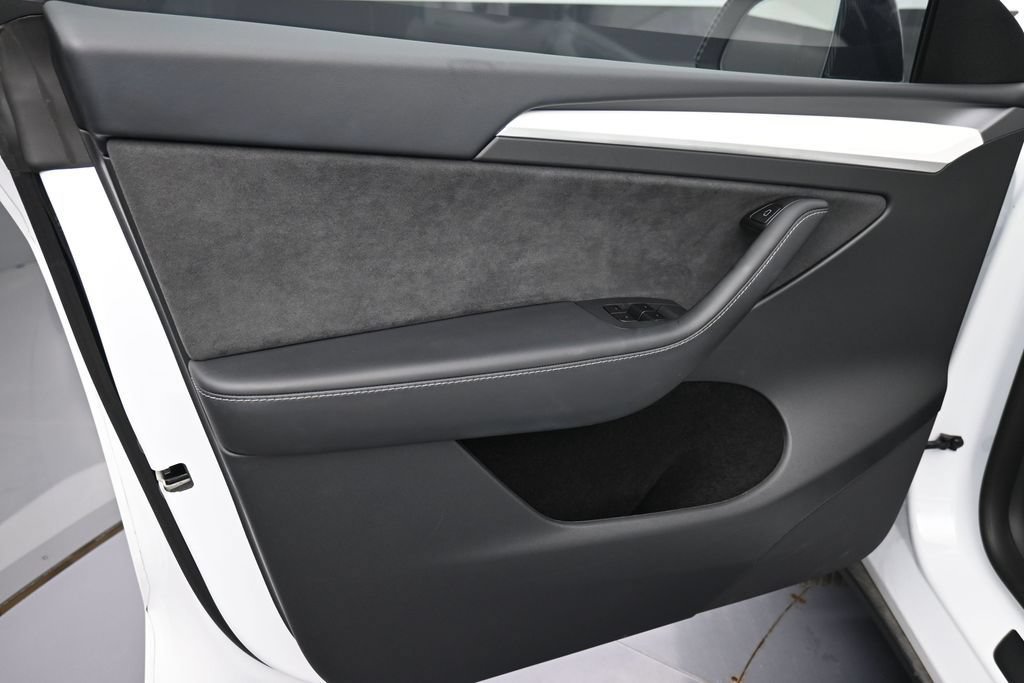 Used 2025 Tesla Model Y Long Range RWD image 9