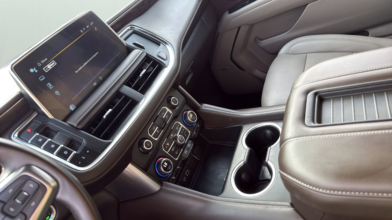 Used 2023 Chevrolet Suburban Z71 w/ Luxury Package AWD/4WD image 18