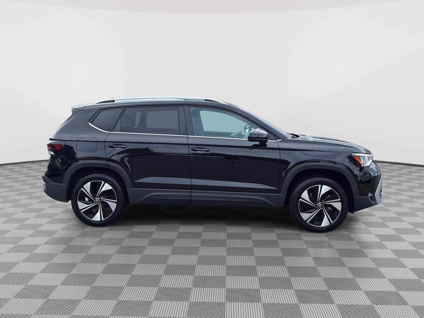 Used 2025 Volkswagen Taos SE AWD/4WD image 4