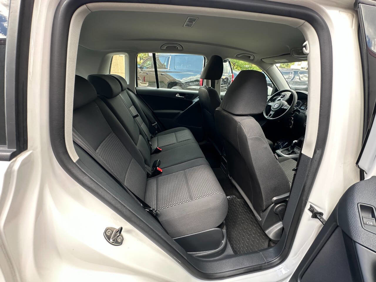 Used 2011 Volkswagen Tiguan SE image 21