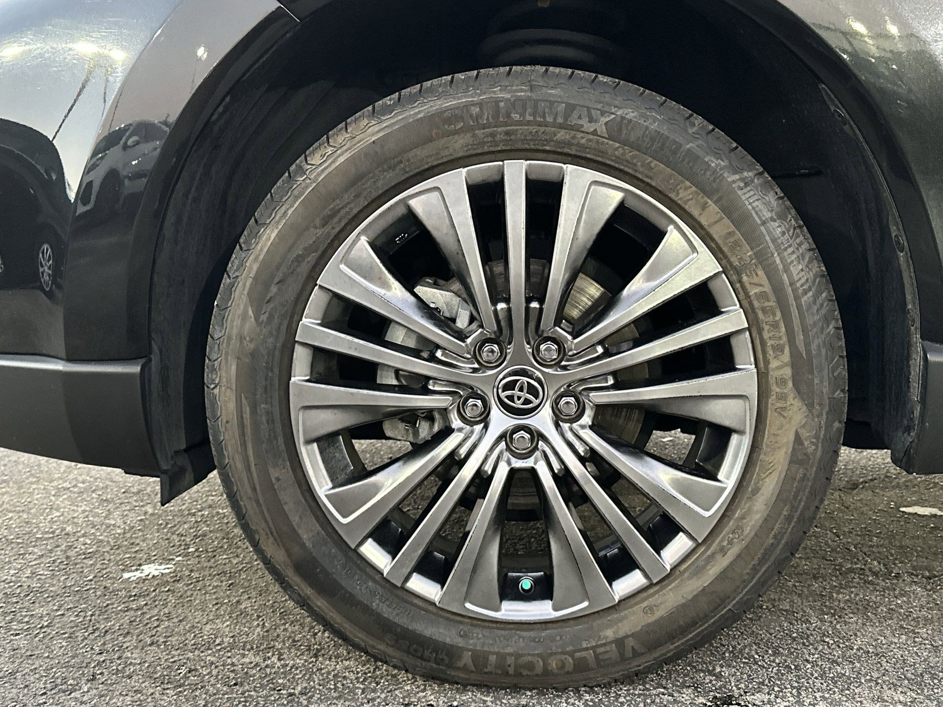 Used 2024 Toyota Venza XLE image 18