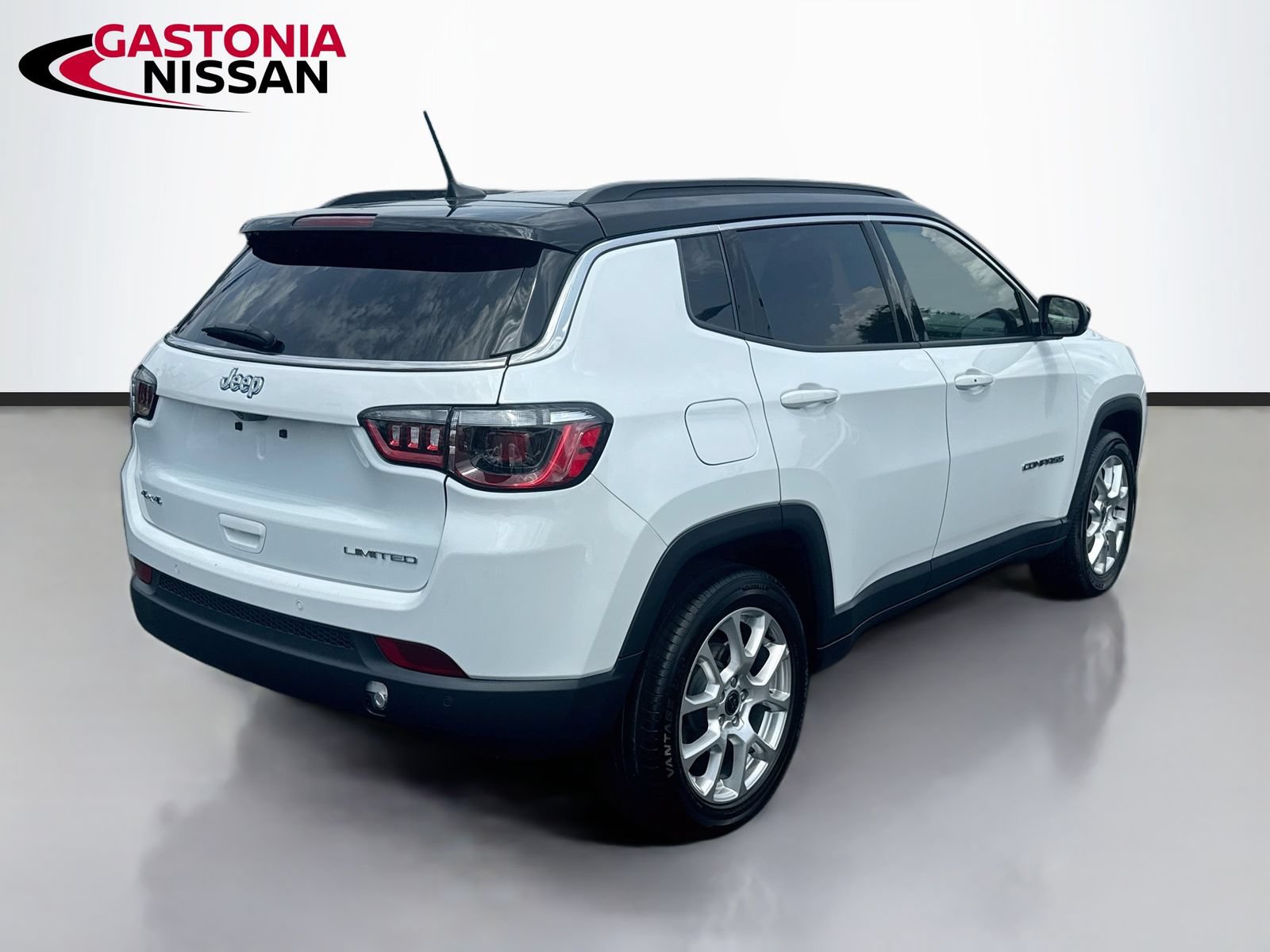 Used 2025 Jeep Compass Limited AWD/4WD image 9