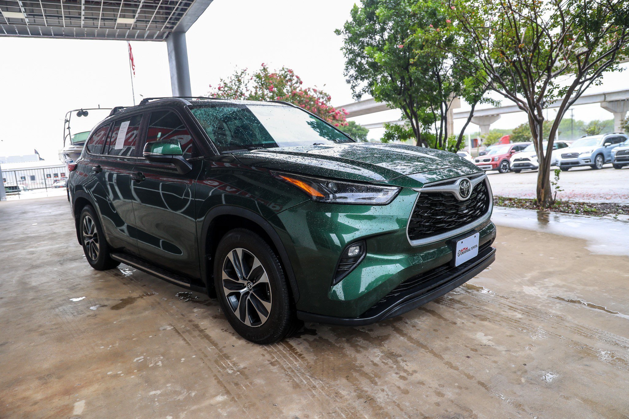 Used 2023 Toyota Highlander XLE FWD image 5
