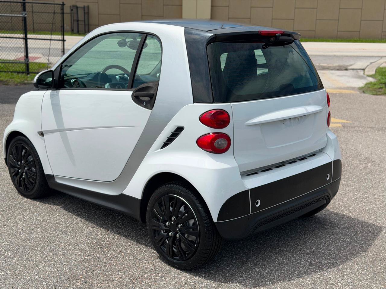 Used 2015 smart fortwo pure RWD image 6