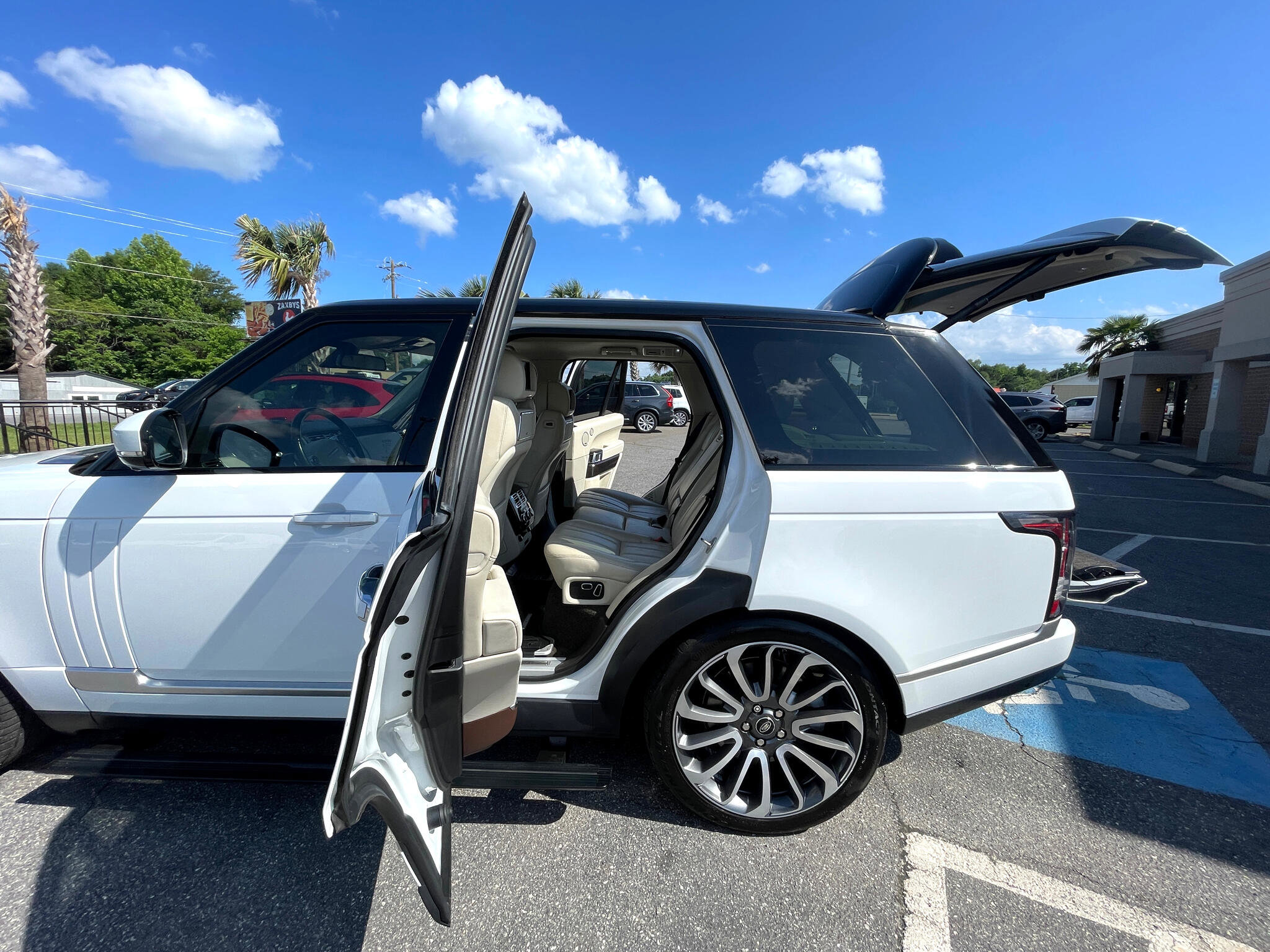 Used 2015 Land Rover Range Rover Autobiography image 15