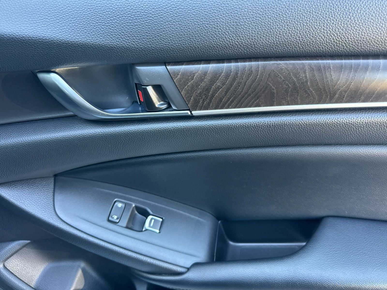 Used 2018 Honda Accord Touring image 19