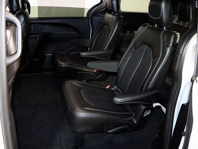 Used 2026 Chrysler Pacifica Select image 11