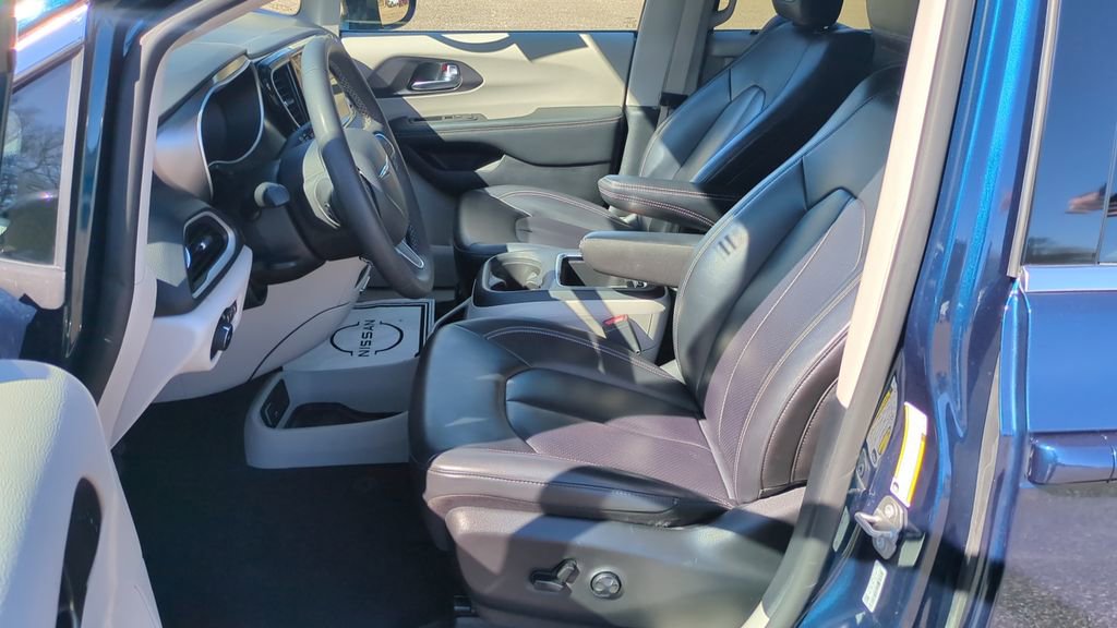 Used 2024 Chrysler Pacifica Touring-L image 11