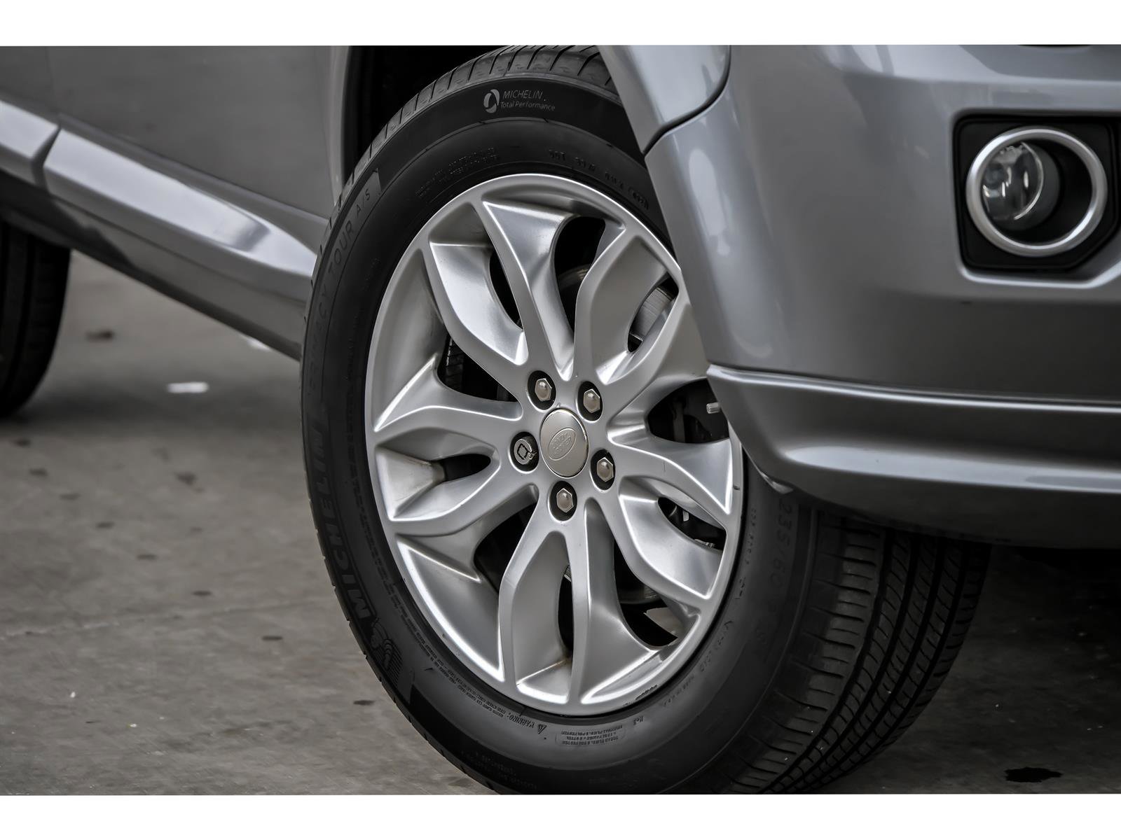 Used 2014 Land Rover LR2 image 3