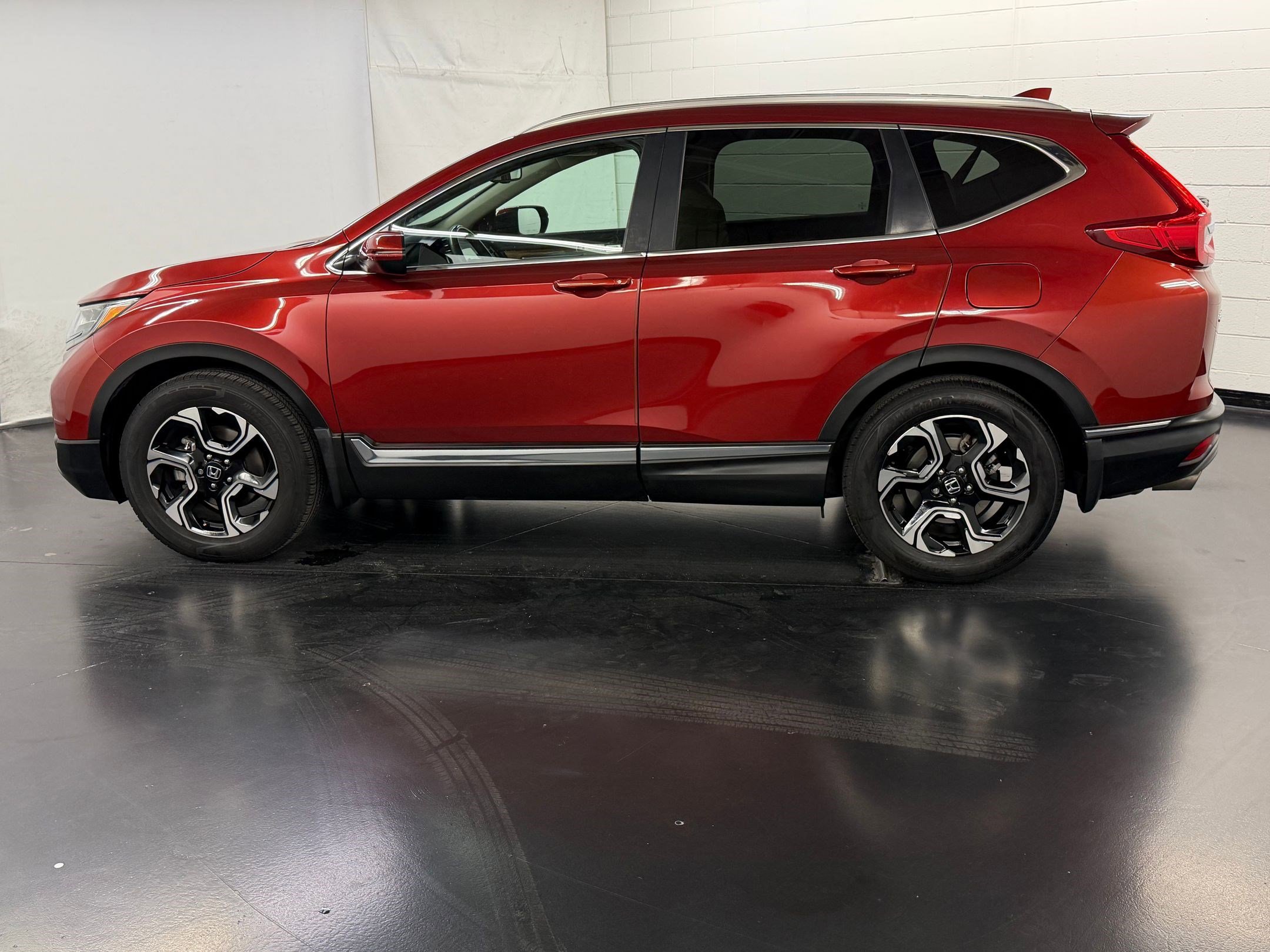 Used 2018 Honda CR-V Touring image 2
