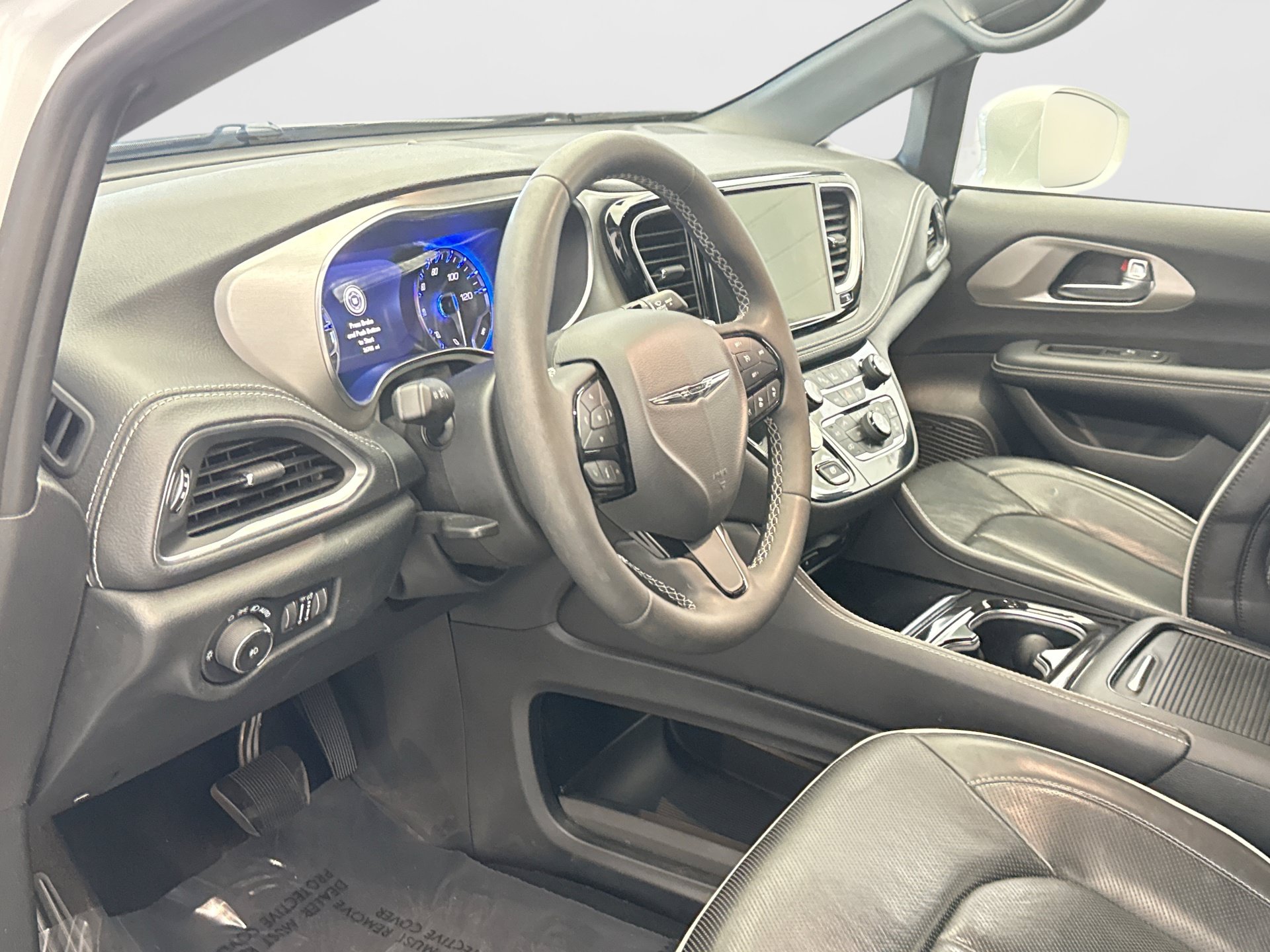 Used 2022 Chrysler Pacifica Limited w/ Uconnect Theater Family Group AWD/4WD image 10