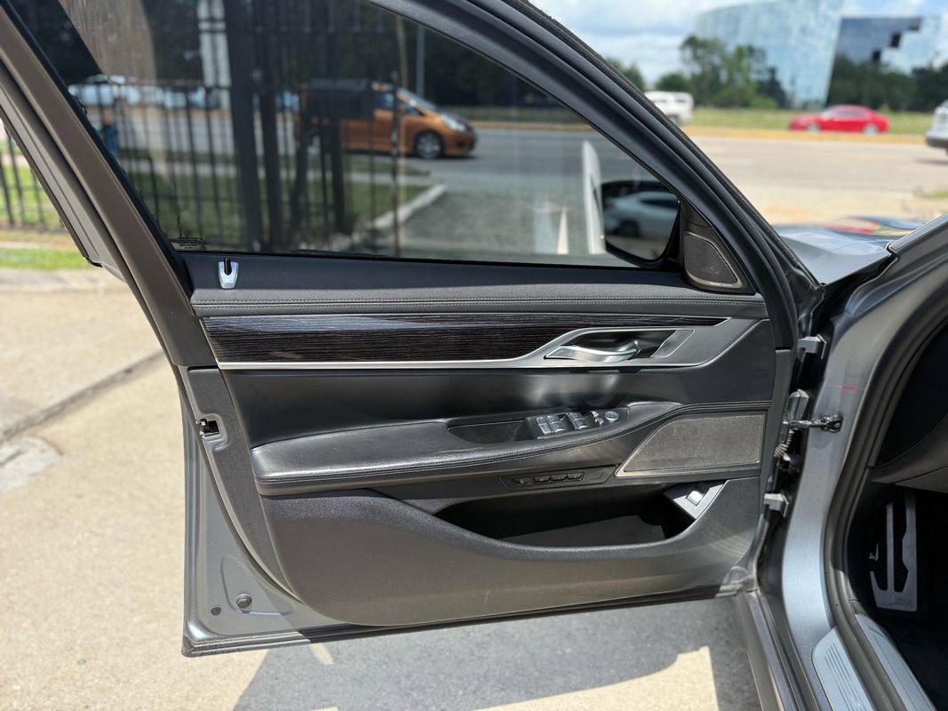 Used 2022 BMW 750i xDrive w/ M Sport Package AWD/4WD image 16