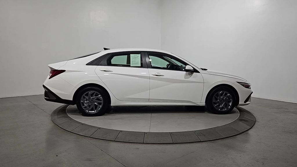 Certified 2025 Hyundai Elantra Hybrid FWD image 7