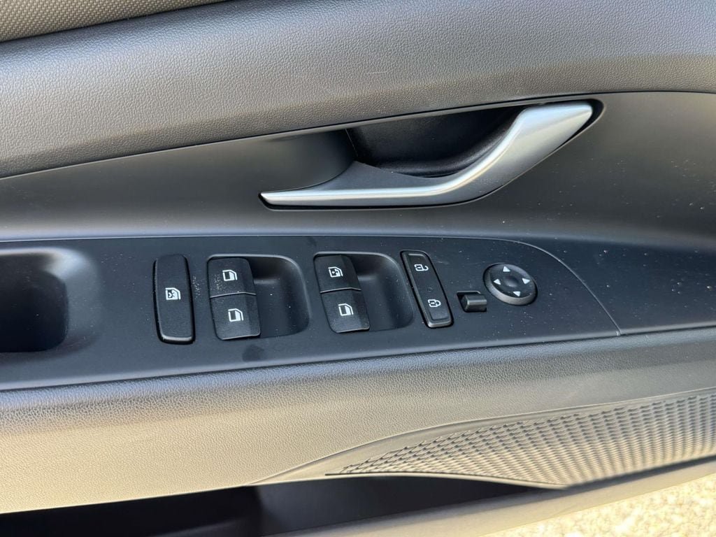 Used 2023 Hyundai Elantra Limited FWD image 19