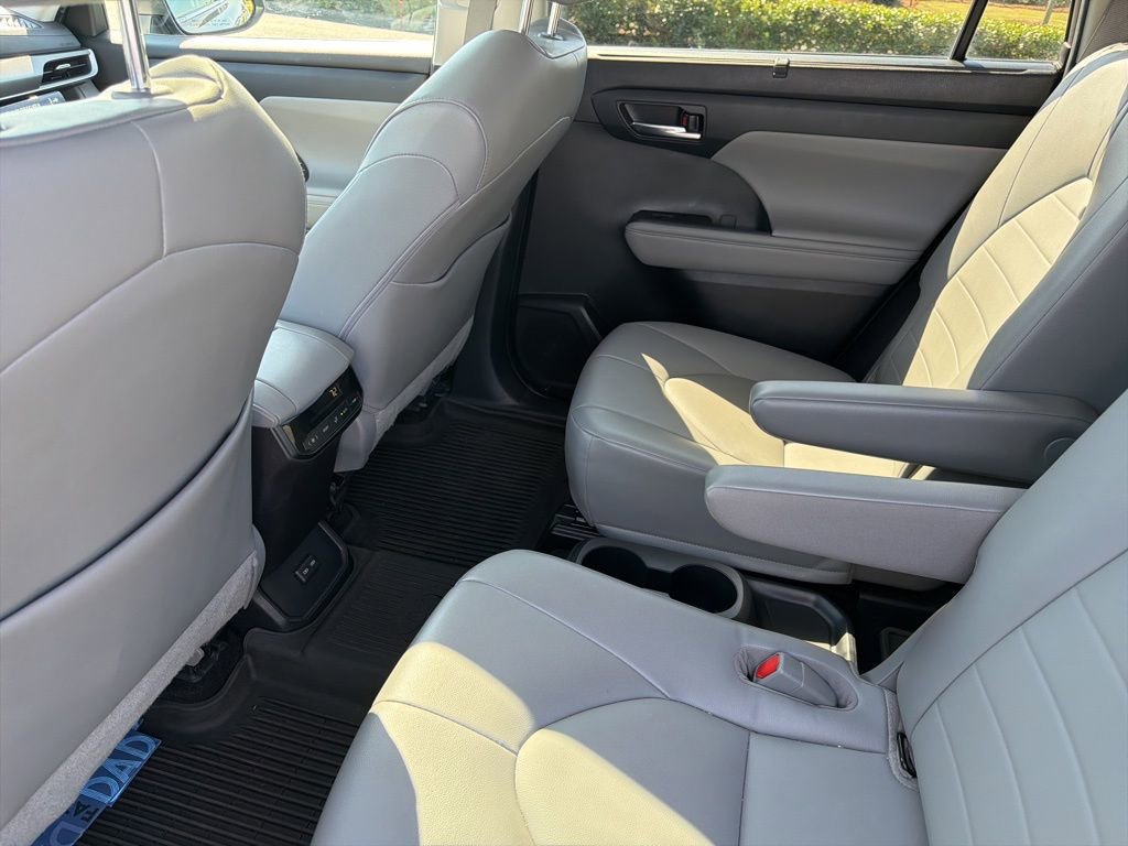Used 2022 Toyota Highlander XLE image 19