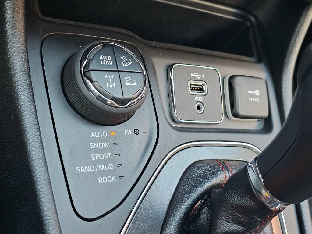 Used 2020 Jeep Cherokee Trailhawk AWD/4WD image 32