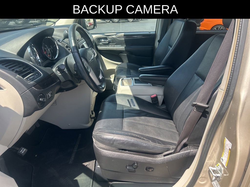 Used 2016 Chrysler Town & Country Touring FWD image 7