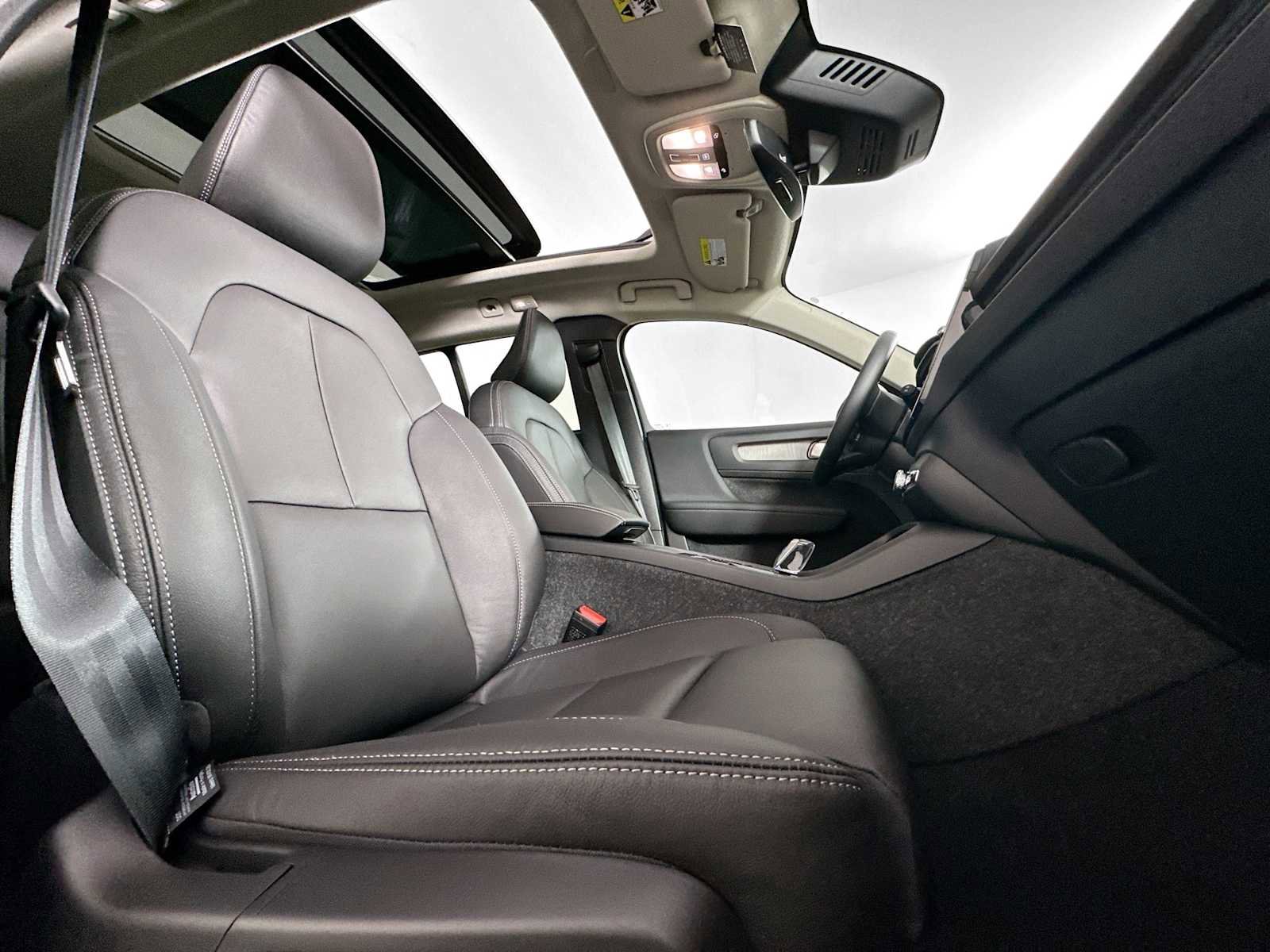 Used 2025 Volvo XC40 B5 Plus w/ Protection Package Premier image 24