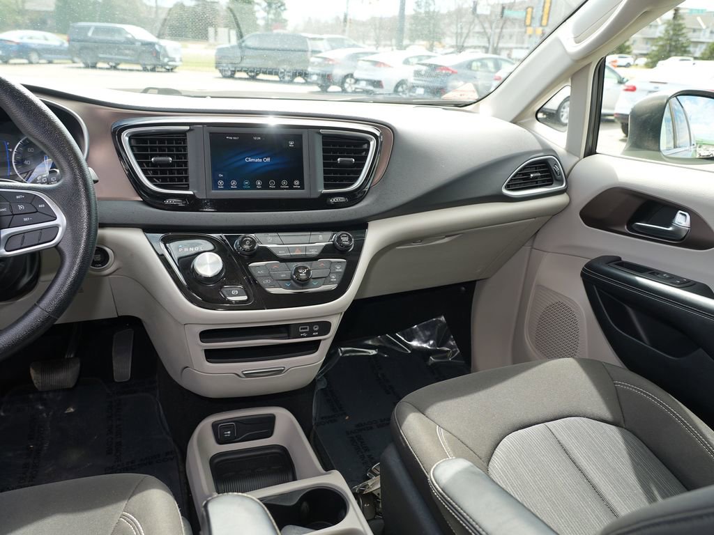 Used 2020 Chrysler Voyager LX FWD image 19