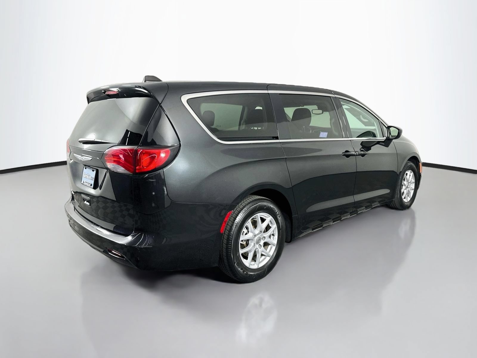 Used 2023 Chrysler Voyager LX FWD image 8